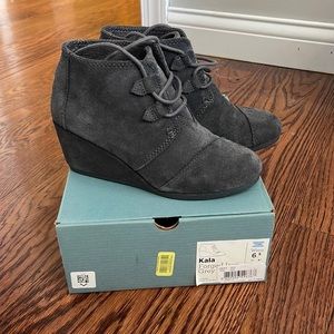 TOMS WEDGE BOOTS